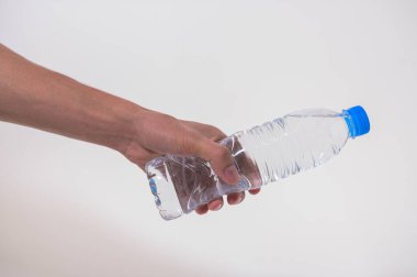 Bir şişe su tutarken beyaz arka plan