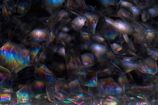 Siyah arkaplan baloncuğunda gökkuşağı