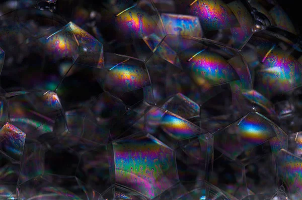 Siyah arkaplan baloncuğunda gökkuşağı