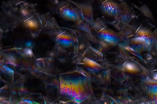 Siyah arkaplan baloncuğunda gökkuşağı