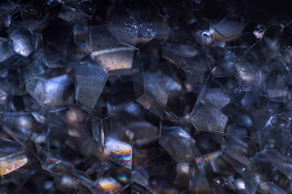 Siyah arkaplan baloncuğunda gökkuşağı