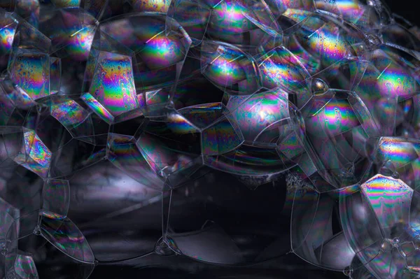 Siyah arkaplan baloncuğunda gökkuşağı