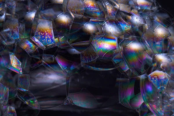 Siyah arkaplan baloncuğunda gökkuşağı