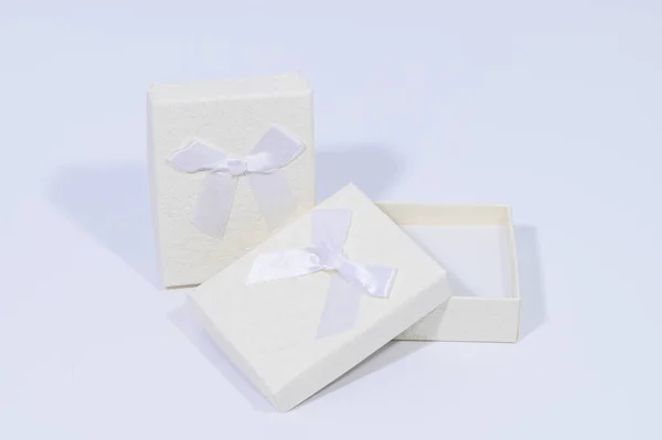 白色背景下的乳白色礼品盒 — 图库照片