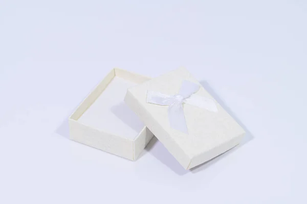 Krémová Bílá Dárková Krabice Bílém Pozadí — Stock fotografie