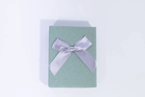 Caixa Presente Azul Verde Fundo Branco — Fotografia de Stock
