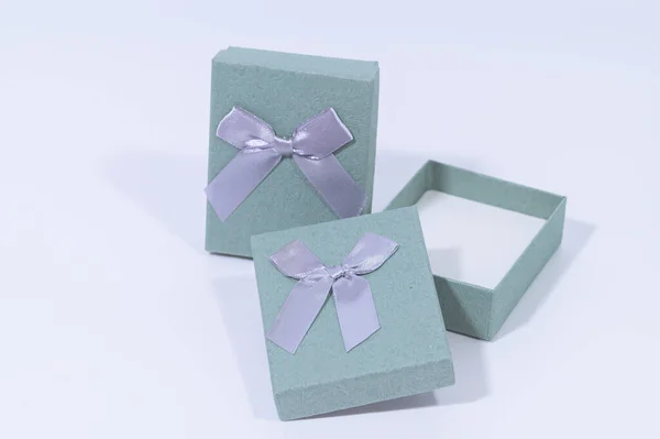 白色背景下的蓝绿色礼品盒 — 图库照片