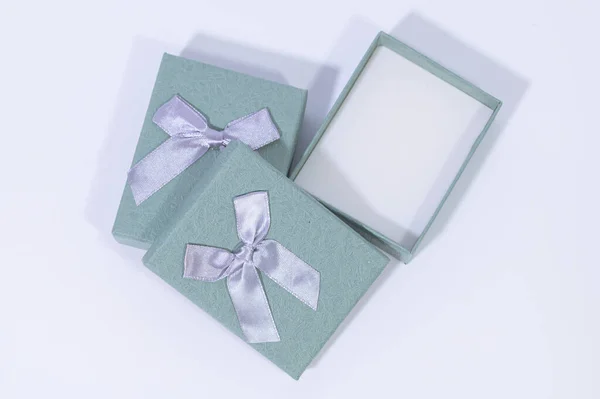 Coffret Cadeau Bleu Vert Dans Fond Blanc — Photo