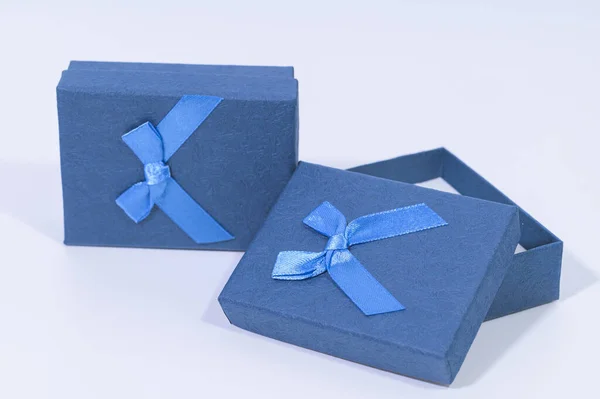 白色背景中的蓝色礼品盒 — 图库照片
