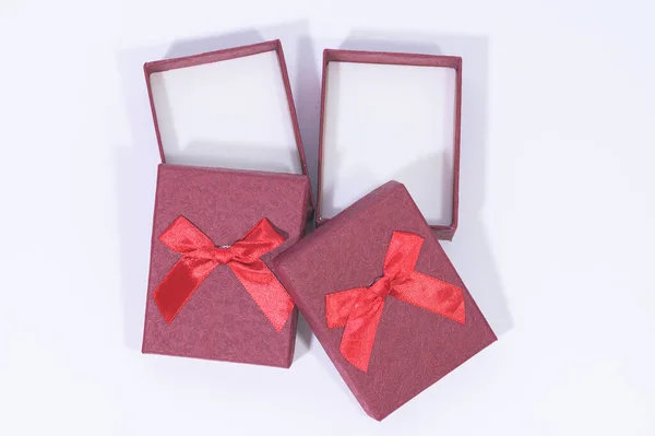 白色背景下的深红色礼品盒 — 图库照片