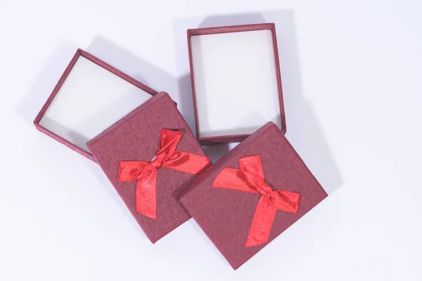 Coffret Cadeau Rouge Foncé Dans Fond Blanc — Photo