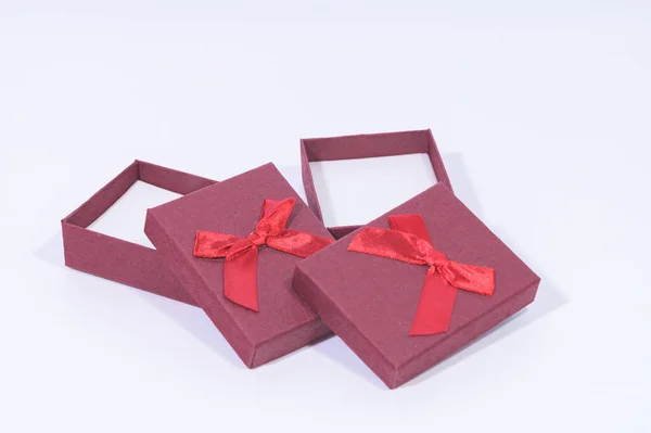 白色背景下的深红色礼品盒 — 图库照片
