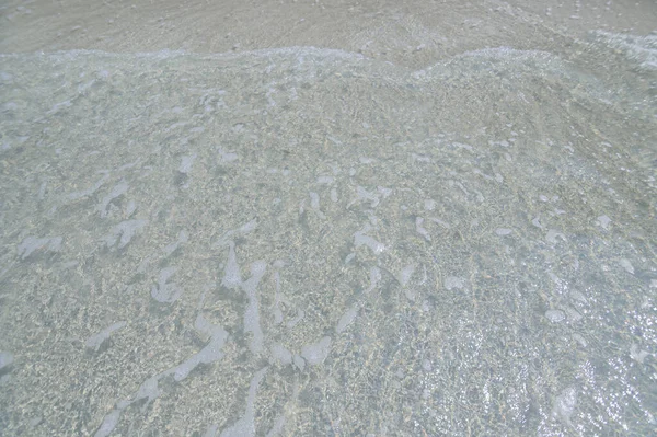 日中の澄んだ海の波と砂浜 — ストック写真