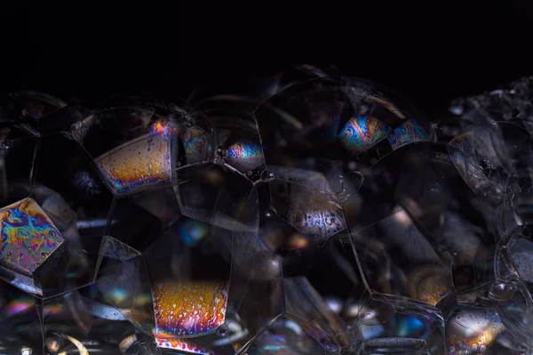 Siyah arkaplan baloncuğunda gökkuşağı