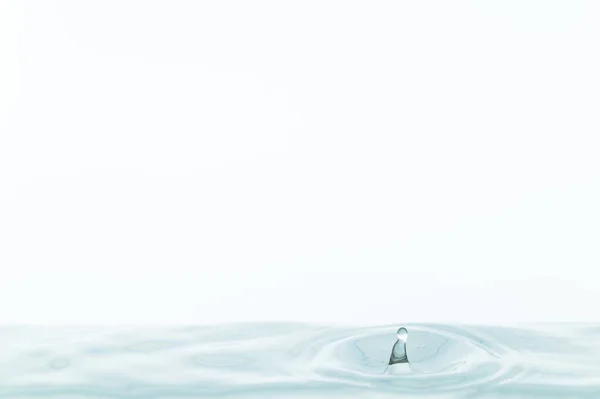 白い背景に水滴や水の波 — ストック写真