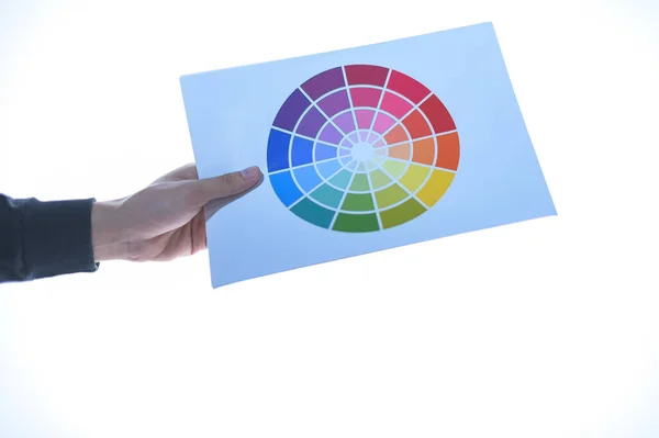Επιχειρηματίας Χέρι Κρατώντας Ένα Τραπέζι Τεστ Χρώματος Χαρτί Λευκό Φόντο — Φωτογραφία Αρχείου