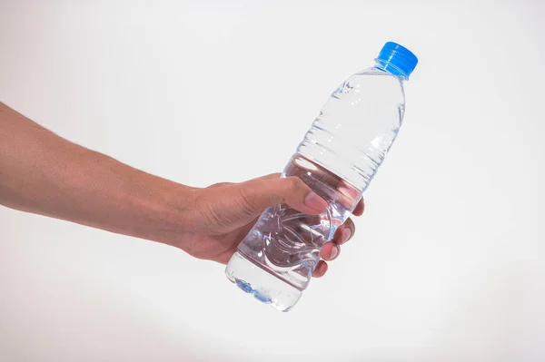 Hand Hält Eine Flasche Wasser Weißer Hintergrund — Stockfoto