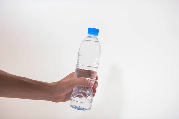 Hand Hält Eine Flasche Wasser Weißer Hintergrund — Stockfoto