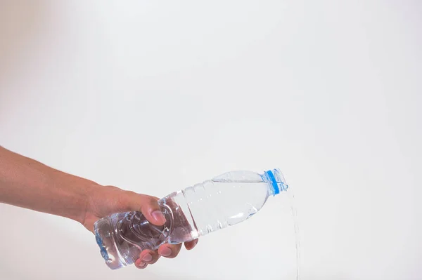Ręczne Trzymanie Butelki Wody Białe Tło — Zdjęcie stockowe