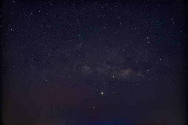 银河般的道路和夜空中的星星 — 图库照片