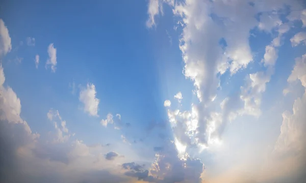 白天的天空和云彩是美丽的 — 图库照片