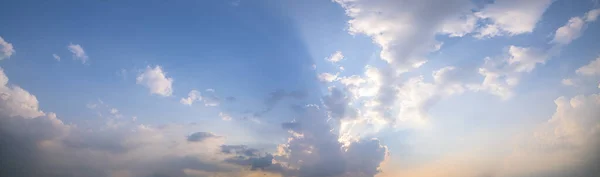 Ουρανός Και Σύννεφα Την Ημέρα Είναι Όμορφα — Φωτογραφία Αρχείου