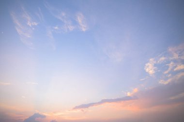 Gündüzleri gökyüzü ve bulutlar güzeldir..