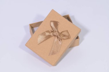 Beyaz arka planda kahverengi bir hediye kutusu.