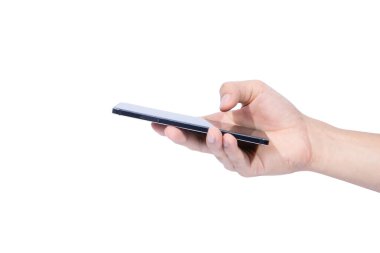 Beyaz arka planda akıllı telefonu tutan bir insan eli.
