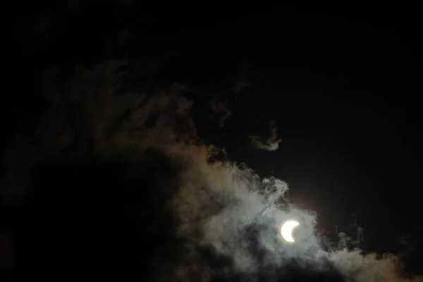 有云彩的日食 — 图库照片