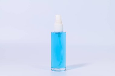 El yıkamak için alkol jöleli hijyenik maske. Coronavirüs veya covic-19 patojenleri önlemek için. Beyaz arkaplan