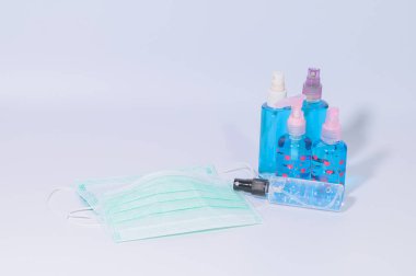 El yıkamak için alkol jöleli hijyenik maske. Coronavirüs veya covic-19 patojenleri önlemek için. Beyaz arkaplan