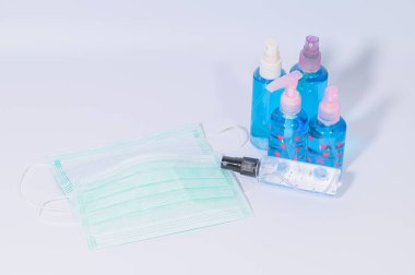 El yıkamak için alkol jöleli hijyenik maske. Coronavirüs veya covic-19 patojenleri önlemek için. Beyaz arkaplan