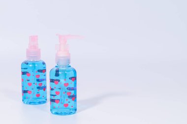 Ellerini yıkamak için alkol jeli. Coronavirüs veya covic-19 patojenleri önlemek için. Beyaz arkaplan