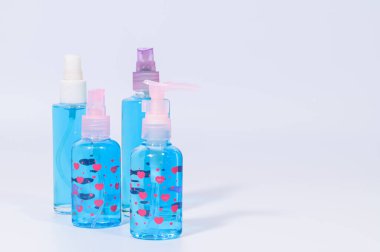 Ellerini yıkamak için alkol jeli. Coronavirüs veya covic-19 patojenleri önlemek için. Beyaz arkaplan