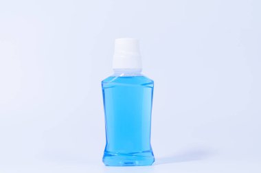 Beyaz arka planda alkol jeli sahnesi.