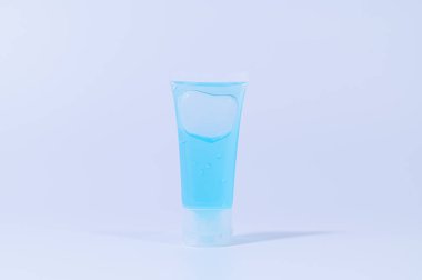 Beyaz arka planda alkol jeli sahnesi.