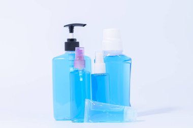 Beyaz arka planda alkol jeli sahnesi.