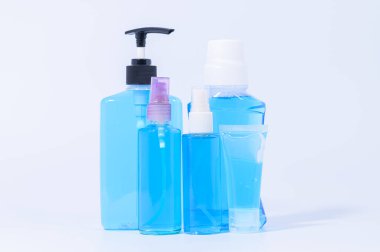 Beyaz arka planda alkol jeli sahnesi.