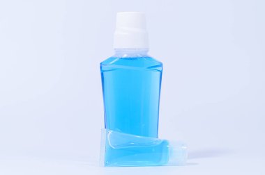 Beyaz arka planda alkol jeli sahnesi.