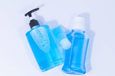 Beyaz arka planda alkol jeli sahnesi.