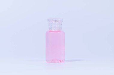 Beyaz arka planda alkol jeli sahnesi.