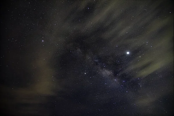 Milky Τρόπο Φόντο Ουρανό Νύχτα Κινούμενα Σύννεφα — Φωτογραφία Αρχείου