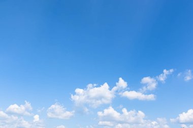 Shoot wide-angle, sky and clouds and daytime sunlight.