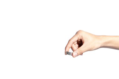 Eldeki bozuk para, beyaz arka plan.