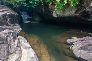 Doğal manzara ormanları şelaleler Khlong Pla Kang