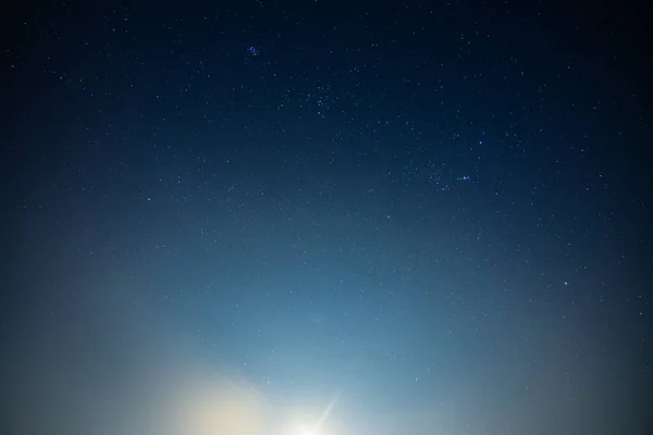 Céu Estrelas Nuvens Luz Lua Durante Noite — Fotografia de Stock