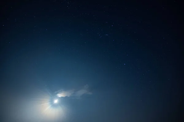 空と星と雲月の光夜の間に — ストック写真