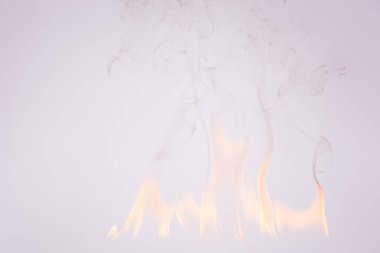 Beyaz arkaplanda ateş ve duman