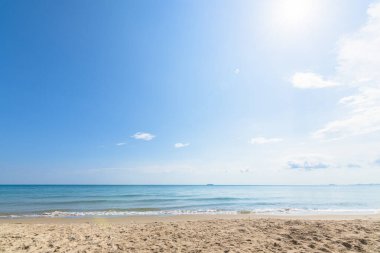 Sahil manzarası ve gündüz açık gökyüzü..